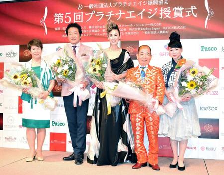 　授賞式に出席した（左から）井村雅代氏、辰巳琢郎、萬田久子、池乃めだか、未知やすえ＝ザ・ペニンシュラ東京