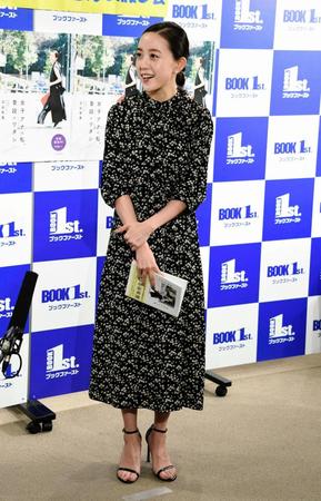 笑顔で囲み取材に応じるＴＢＳ・古谷有美アナウンサー＝都内（撮影・棚橋慶太）
