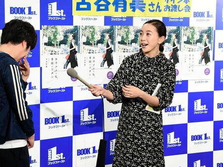 マイクを手に取り、報道陣を逆取材するＴＢＳ・古谷有美アナウンサー＝都内（撮影・棚橋慶太）