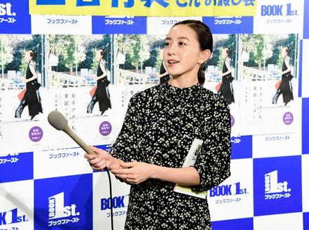 マイクを手に取り、報道陣を逆取材するＴＢＳ・古谷有美アナウンサー＝都内（撮影・棚橋慶太）