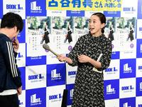 マイクを手に取り、報道陣を逆取材するＴＢＳ・古谷有美アナウンサー＝都内（撮影・棚橋慶太）