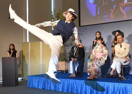 大貫勇輔（左）のパフォーマンスにビックリの深田恭子（右から２人目）ら共演者たち＝都内（撮影・園田高夫）