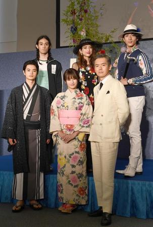 （前列左から）瀬戸康史、深田恭子、渡部篤郎、（後列左から）栗原類、小沢真珠、大貫勇輔＝都内（撮影・園田高夫）
