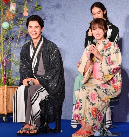 会見で笑顔を見せる瀬戸康史（左）と深田恭子＝都内（撮影・園田高夫）