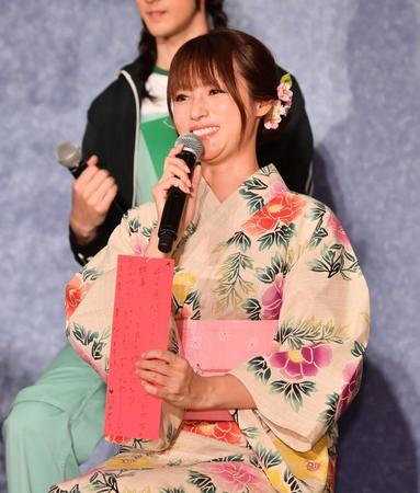 短冊に願いをしたためた深田恭子＝都内（撮影・園田高夫）