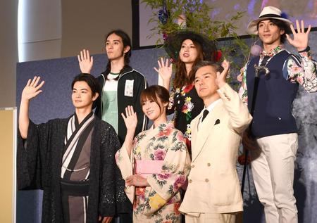 （前列左から）瀬戸康史、深田恭子、渡部篤郎、（後列左から）栗原類、小沢真珠、大貫勇輔＝都内（撮影・園田高夫）