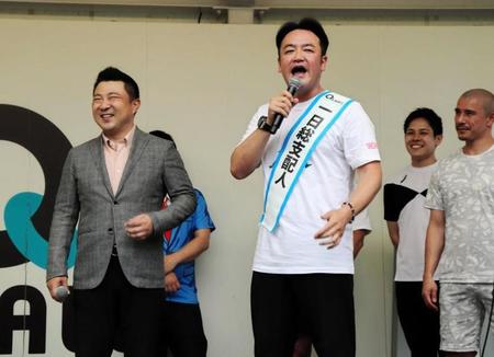 　会見に臨んだたむらけんじ（左から２人目）＝大阪市・もりのみやキューズモール