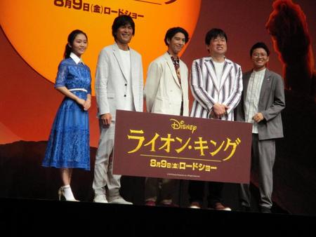 映画「ライオン・キング」プレミアム吹き替え版声優発表イベントに登場した（左から）門山葉子、江口洋介、賀来賢人、佐藤二朗、ミキの亜生＝東京・品川インターシティホール