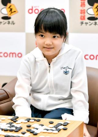 史上最年少の10歳４カ月で公式戦初勝利を挙げ、笑顔の仲邑菫初段＝日本棋院関西総本部