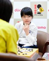 公式戦初勝利で感想戦を行う仲邑菫初段