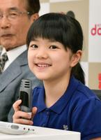 史上最年少の10歳４カ月で公式戦初勝利を挙げ、記者会見で喜びを語る仲邑菫初段＝大阪市内