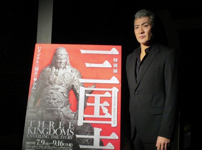 　特別展「三国志」の内覧会を訪れ、取材に応じた吉川晃司＝東京国立博物館平成館
