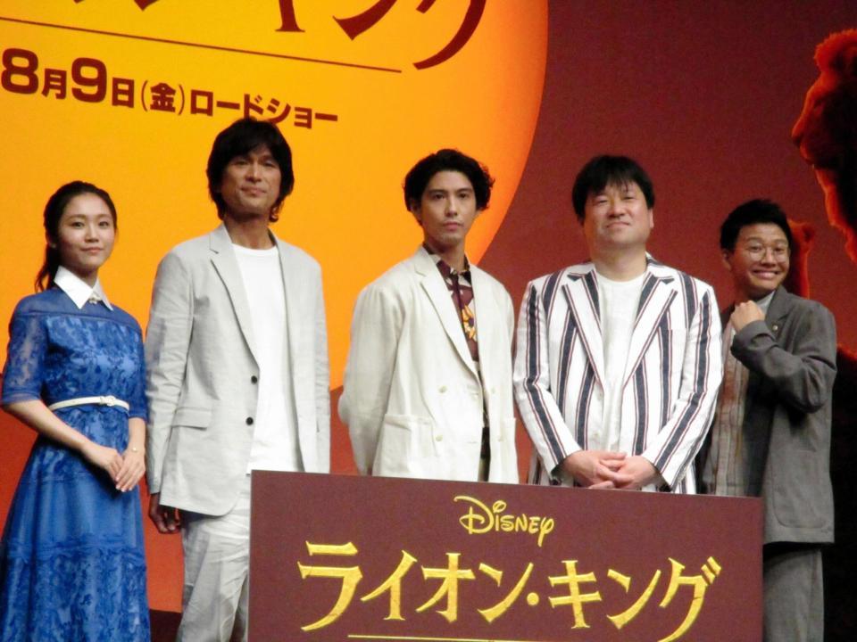 映画「ライオン・キング」プレミアム吹き替え版声優発表イベントに登場した（左から）門山葉子、江口洋介、賀来賢人、佐藤二朗、ミキの亜生＝東京・品川インターシティホール