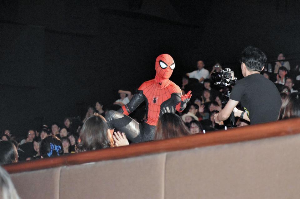 スパイダーマンになりきって登場した伊藤健太郎＝東京・ＴＯＨＯシネマズ六本木