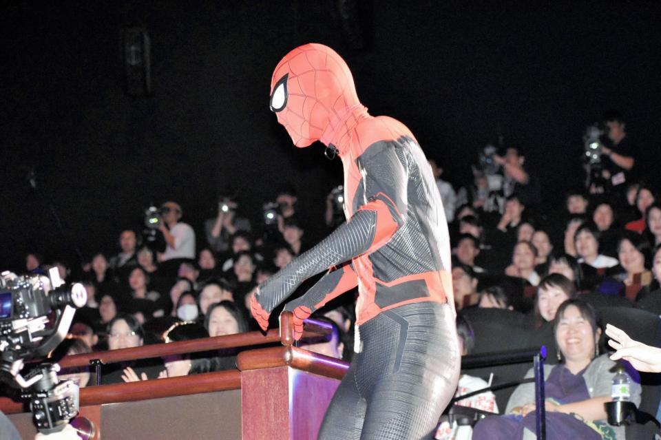 スパイダーマンになりきって登場した伊藤健太郎＝東京・ＴＯＨＯシネマズ六本木