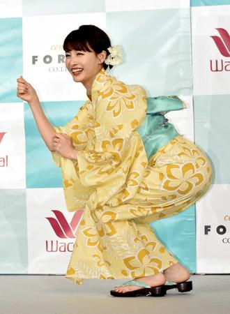 浴衣で金魚すくいをする様子を演じる新井恵理那　