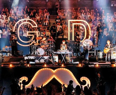 　ピアノを弾きながら歌うＯｆｆｉｃｉａｌ髭男ｄｉｓｍの藤原聡＝東京・九段下の日本武道館　