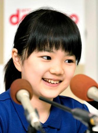 　記者会見で笑顔を見せる仲邑初段