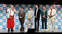 会見後に質問に答える（左から）ＮＯＮ　ＳＴＹＬＥの石田明、ミキの昴生、霜降り明星のせいや、粗品、プラス・マイナスの兼光タカシ、岩橋良昌＝東京・ルミネtheよしもと（撮影・開出牧）