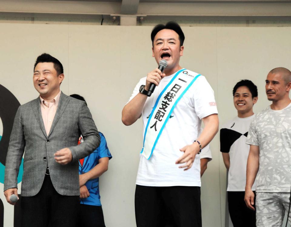 　自らがプロデュースするスポーツイベント「ちゃ～ズモール２０１９」の概要発表会見に臨んだたむらけんじ＝大阪市・もりのみやキューズモール　