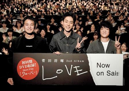 　アルバムに込めた思いを語った菅田将暉（中央）＝東京・六本木