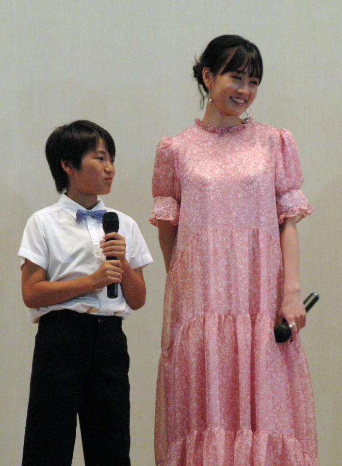 前田敦子 こんなかわいい息子ならシングルマザーでも楽しい 子役にメロメロ 芸能 デイリースポーツ Online