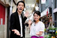 Ｒ-１優勝特番でツッコミまくる霜降り明星・粗品（左。右はカンテレの谷元星奈アナウンサー）