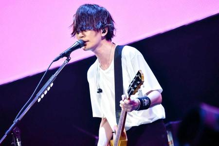 　熱唱するＢＵＭＰ　ＯＦ　ＣＨＩＣＫＥＮのボーカル・藤原基央＝埼玉・メットライフドーム