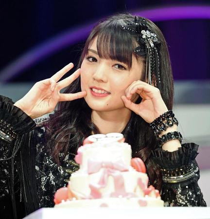 　３０歳のバースデーケーキを前に、ポーズを決める道重さゆみ＝東京・Ｚｅｐｐ　ＤｉｖｅｒＣｉｔｙ（撮影・開出牧）