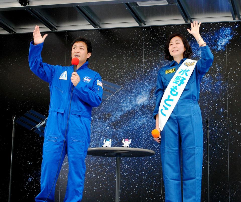 　国民民主党の玉木代表（左）と街頭イベントを行った水野もとこ公認候補＝東京・大井町駅前
