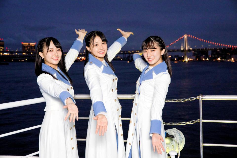 　東京に初入港した劇場船のデッキで、レインボーブリッジをバックにしたＳＴＵ４８の（左から）石田千穂、瀧野由美子、今村美月＝東京・晴海埠頭（Ｃ）ＳＴＵ