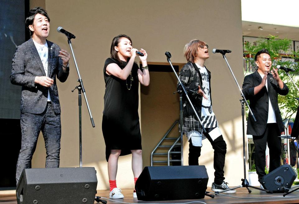 再集結し歌声を披露する「ＩＣＥ　ＢＯＸ」の（左から）池田聡、吉岡忍、伊秩弘将、中西圭三　