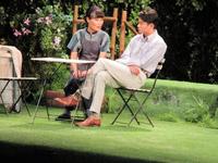 舞台「二度目の夏」の公開フォトコール＆会見に登場した東出昌大（右）と片桐はいり＝東京・本多劇場