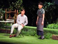 舞台「二度目の夏」の公開フォトコール＆会見に登場した東出昌大（左）と片桐はいり＝東京・本多劇場