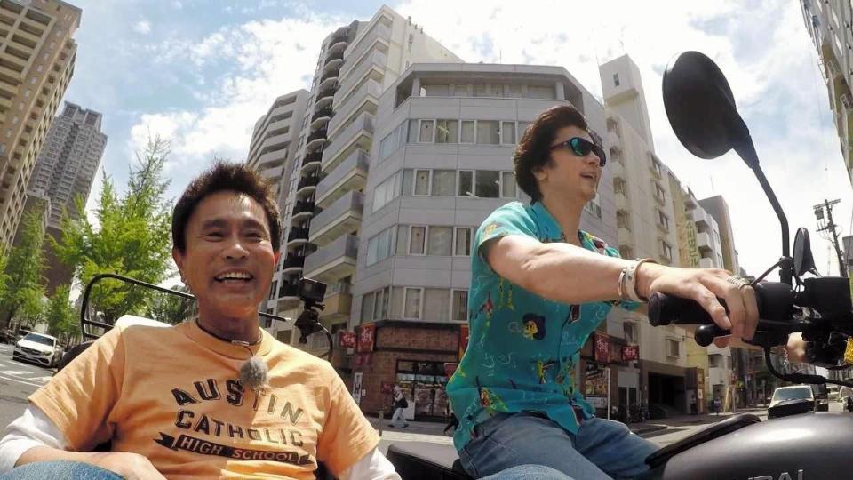 サイドカーで大阪を疾走する？！浜田雅功（左）と武田真治（Ｃ）ＭＢＳ