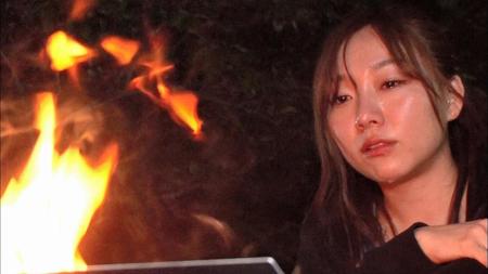 　たき火を見つめながら涙を流し恋愛観を語り出す須田亜香里（ＴＢＳ提供）