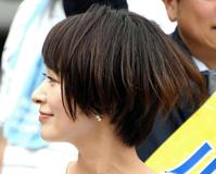 聴衆の声援に笑顔をみせる市井紗耶香氏＝品川駅前（撮影・棚橋慶太）