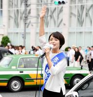 街頭演説を行う市井紗耶香氏＝品川駅前（撮影・棚橋慶太）