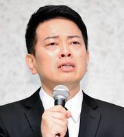 　涙を浮かべ謝罪する宮迫博之＝都内