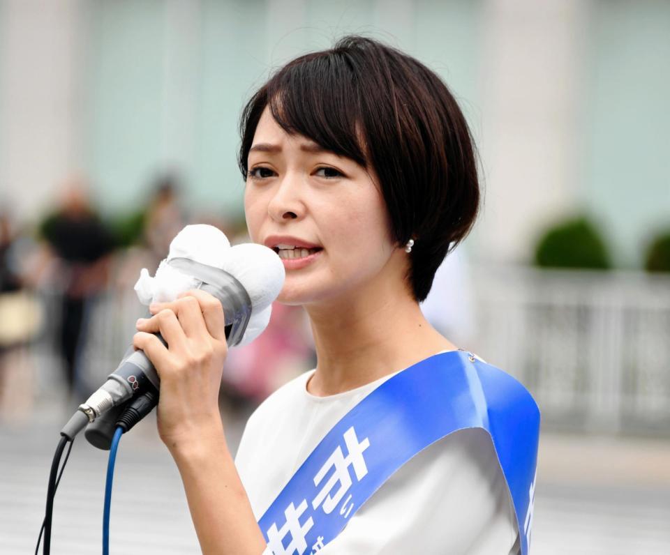 街頭演説を行う市井紗耶香氏＝品川駅前（撮影・棚橋慶太）