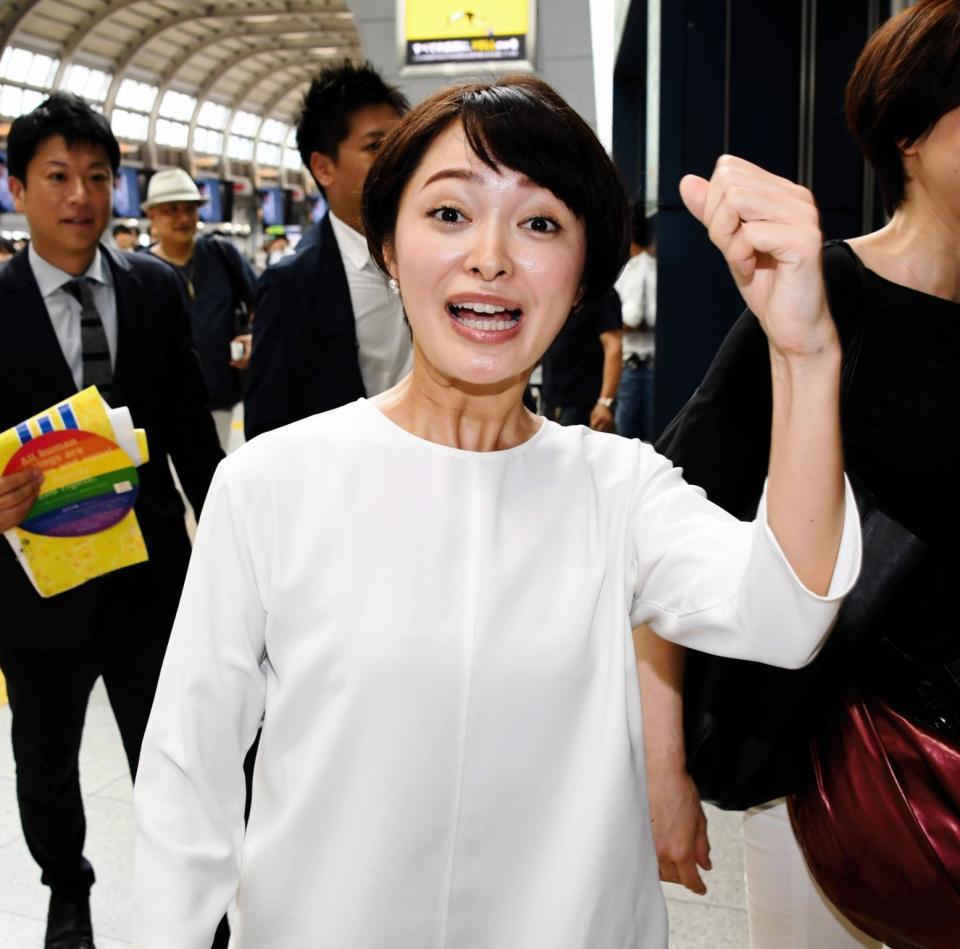 ガッツポーズで気合を入れ、次の演説場所へ向かう市井紗耶香氏＝品川駅（撮影・棚橋慶太）