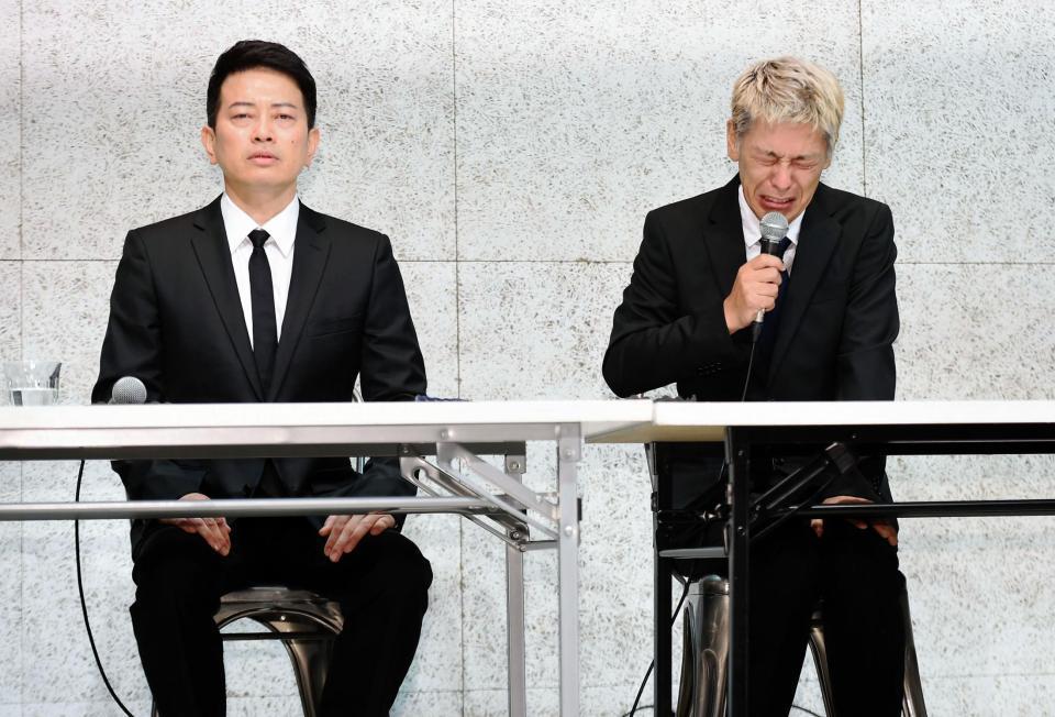 涙ながらに謝罪する田村亮（右）と宮迫博之＝都内（撮影・開出牧）