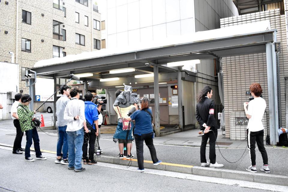 ロンドンブーツ１号２号・田村淳を待つ報道陣＝東京・ＴＯＫＹＯ　ＭＸ