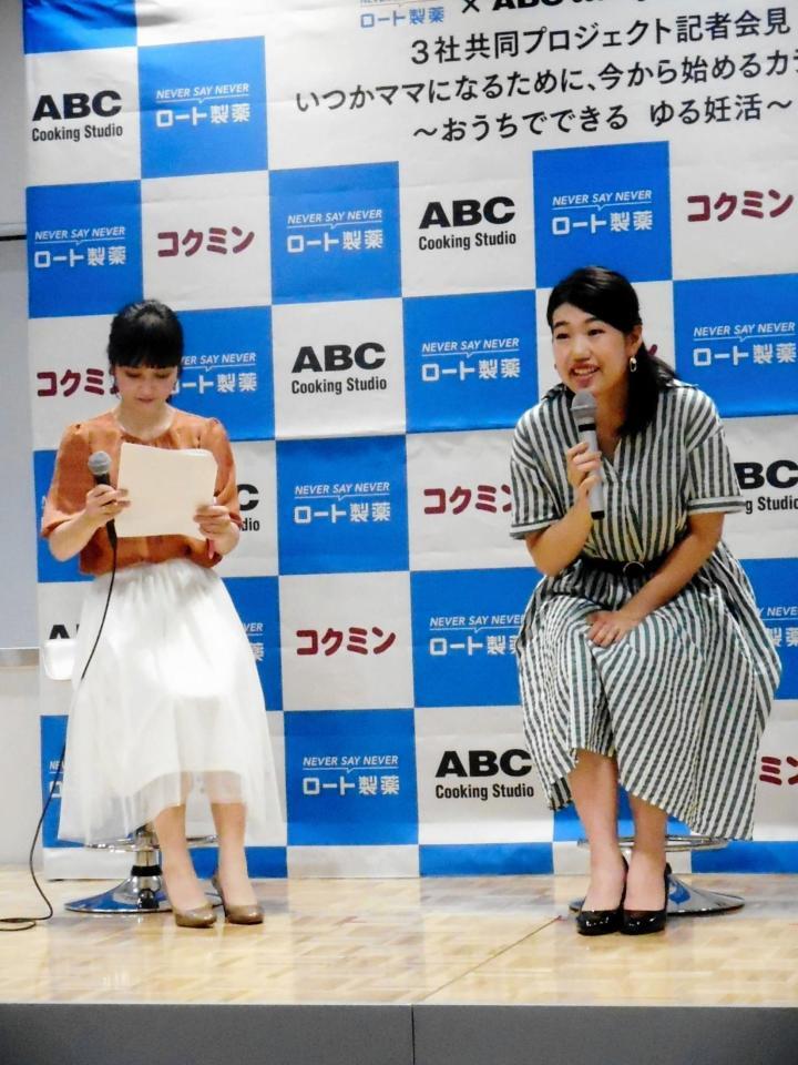 妊活イベントに参加した横澤夏子（右。左は司会の武内由紀子）＝大阪市内