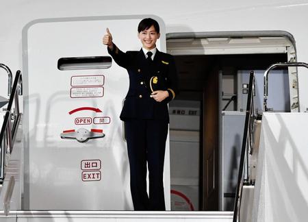 ＨＥＬＬＯ　２０２０　ＪＥＴのタラップに登場する綾瀬はるか＝羽田空港ＡＮＡ格納庫（撮影・西岡正）