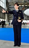 制服姿でポーズを決める綾瀬はるか＝羽田空港ＡＮＡ格納庫（撮影・西岡正）