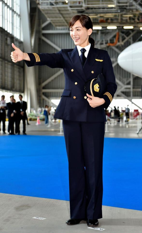 制服姿でポーズを決める綾瀬はるか＝羽田空港ＡＮＡ格納庫（撮影・西岡正）