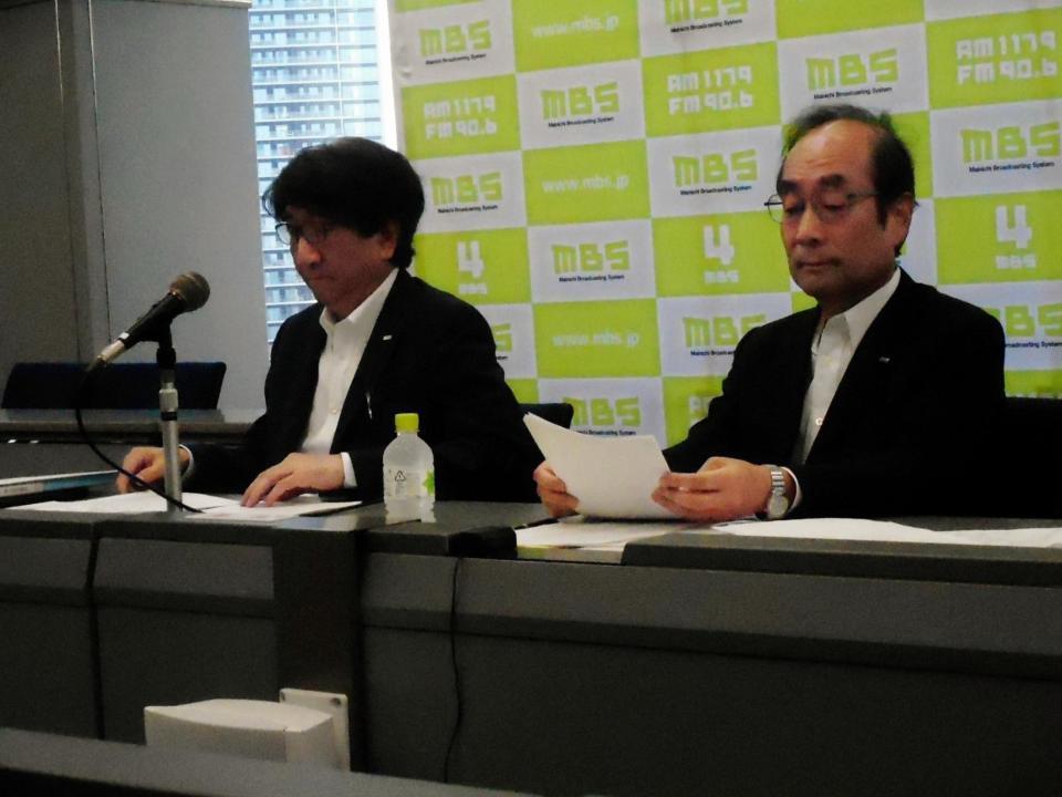 　会見する毎日放送の三村景一代表取締役社長（左）とＭＢＳメディアホールディングスの梅本史郎代表取締役社長＝大阪・毎日放送