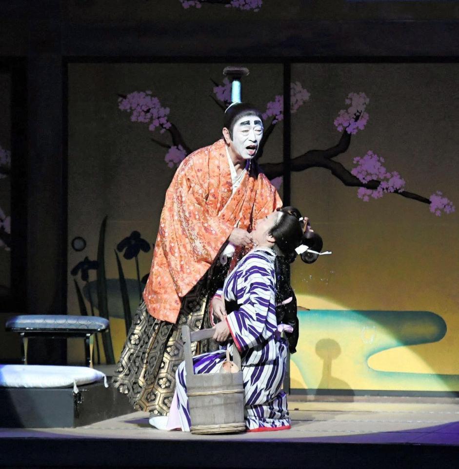 　体を張った芝居を披露する志村けん（左）と磯山さやか（右）＝新歌舞伎座