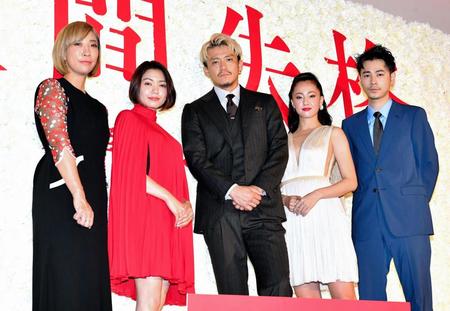 ジャパンプレミアに出席した（左から）蜷川実花監督、二階堂ふみ、小栗旬、沢尻エリカ、成田凌＝東京都千代田区の丸の内ピカデリー（撮影・出月俊成）